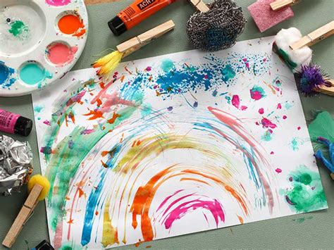 Kinderen die creatief bezig zijn met papier, verf en wc-rollen om herfstfiguren te maken