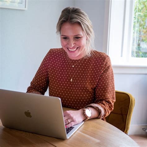 Marieke van den Ouden met een pasgeboren baby