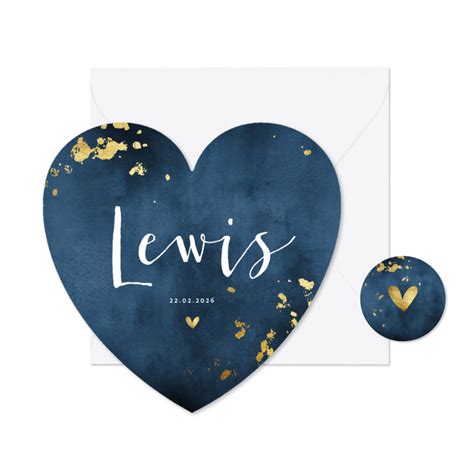Illustratie van een geboortekaartje met blauwe waterverf achtergrond, gouden spetters en kleine blauwe hartjes.