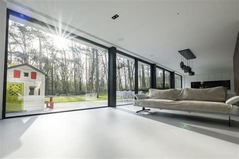 Een lichte en sfeervolle fotostudio met grote ramen, ideaal voor newborn shoots.