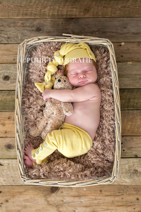 Voorbeelden van diverse newborn props zoals mutsjes, mandjes en zachte dekens in neutrale kleuren.