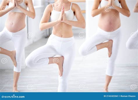 Vrouwen die zwangerschapsyoga beoefenen in een studio