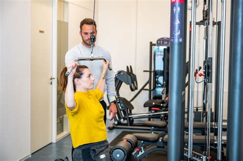Iris die een vrouw begeleidt tijdens een training
