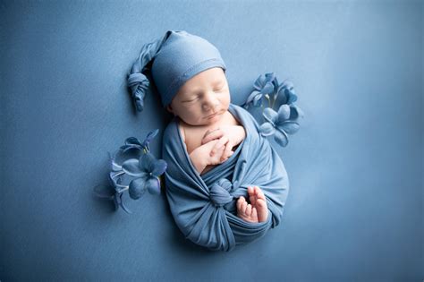 baby in een schattig mutsje en dekentje, gefotografeerd tijdens een newborn shoot