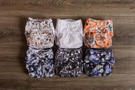 Illustratie van de verschillende maten Naty luiers voor baby's.