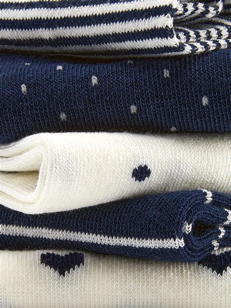 Een collage van verschillende Scandinavische babydekens met diverse patronen en kleuren.