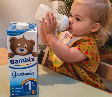 Illustratie van een peuter die een flesje groeimelk drinkt, met iconen van vitaminen en mineralen.
