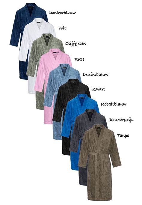 Een selectie van diverse cadeaus zoals een badjas, mok, chocolade en verzorgingsproducten.