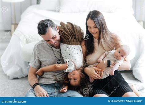 Collage van blije ouders met hun pasgeboren baby's, mogelijk met logo van Team Rood