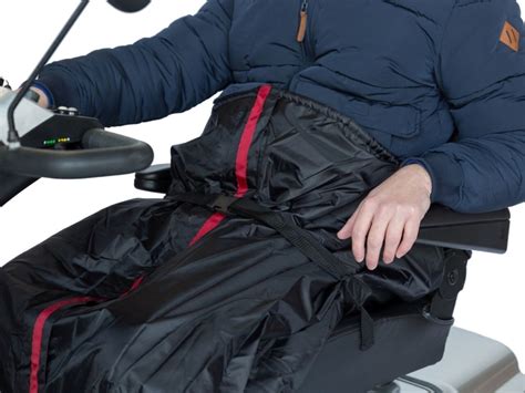Detailfoto van een voetenzak met ritsen aan beide zijden en reflecterende elementen
