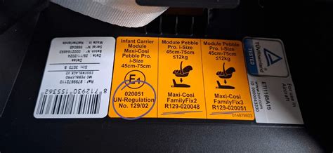 Oranje keurmerklabel op een autostoeltje