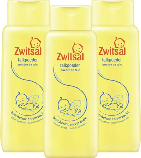 Babyhuidje met Zwitsal talkpoeder in huidplooien