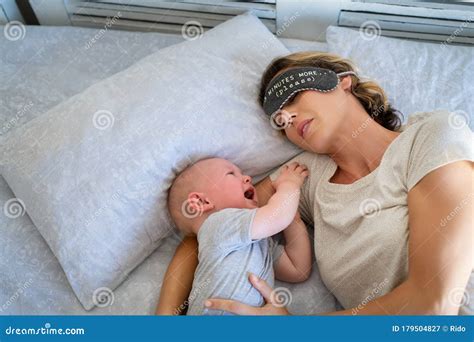 moeder die huilt met baby