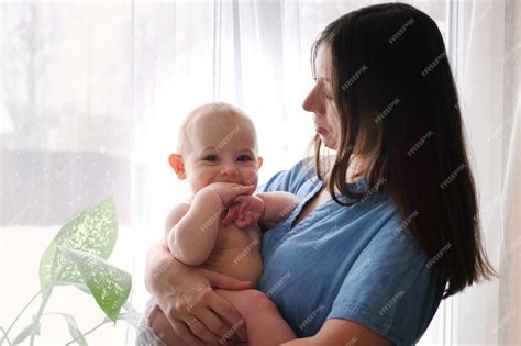 moeder en baby die knuffelen