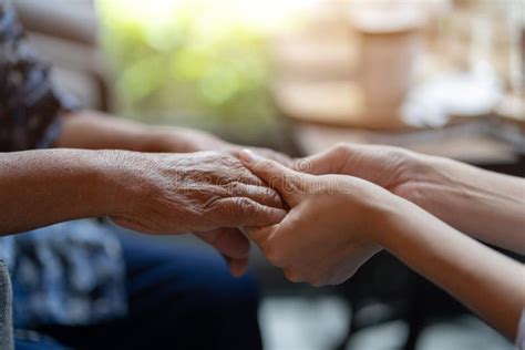 Foto van een partner die een hand van de barende vrouw vasthoudt