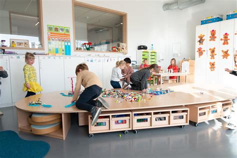 Een voorbeeld van een kindvriendelijke leeromgeving binnen Stella Nova, met diverse materialen en speelhoeken die creativiteit stimuleren.