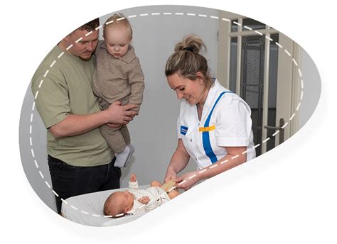 Illustratie van een kraamverzorgende die observatief naar een gezin kijkt