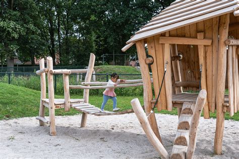 Een kind geniet van het spelen in een speeltuin in Maleisië.