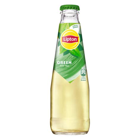 Illustratie van een glas Lipton Ice Tea Green met citroenschijfjes en ijsblokjes, naast een zwangere vrouw die een glas water drinkt.
