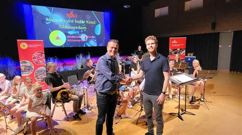 Muzikanten van Soli Deo Gloria en vertegenwoordigers van Ondernemersfonds Alblasserdam die de samenwerking bekrachtigen.