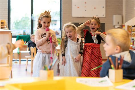 Kinderen van een basisschool die samen muziek maken tijdens een muzikale voorstelling.
