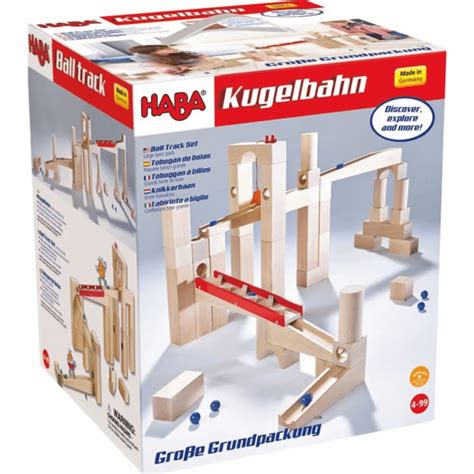 Illustratie van diverse HABA speelgoedproducten: houten blokken, bordspel, knikkerbaan.