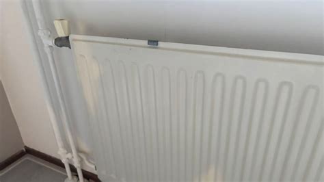 Gedetailleerde afbeelding van een radiator ontluchtingsventiel en hoe deze te gebruiken.