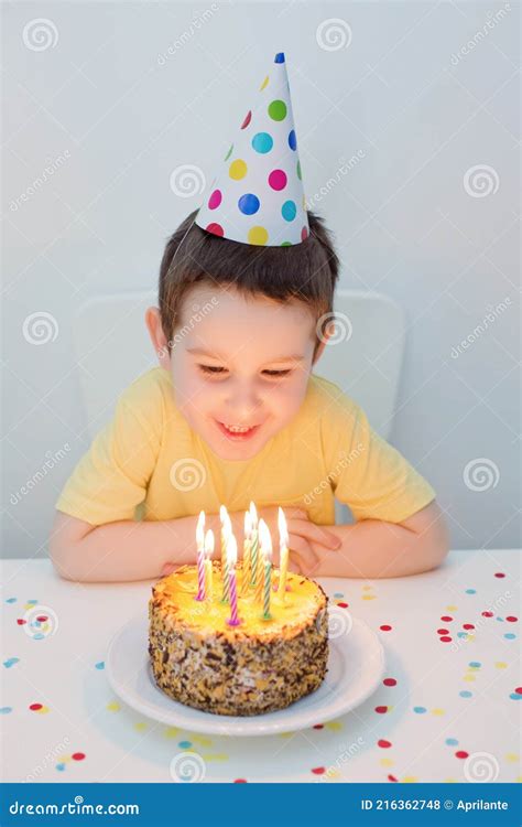 Een jong kind met een feestelijke verjaardagshoed