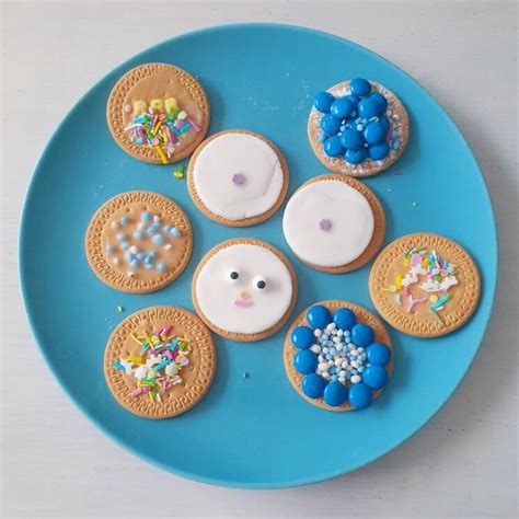 kinderen versieren koekjes met glazuur en strooisels