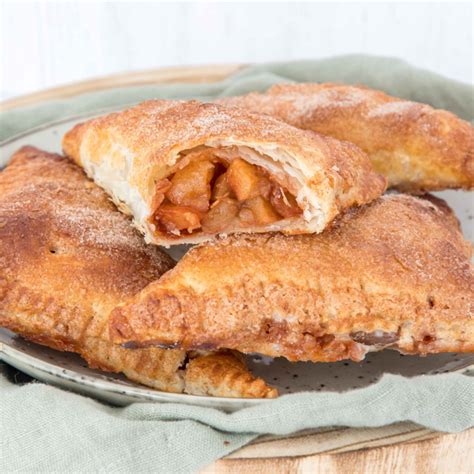 kinderen versieren appelflappen met suiker
