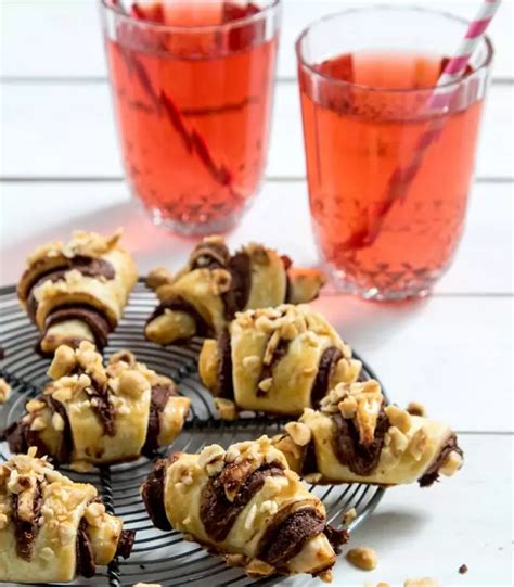 opgerolde Nutella koekjes met hazelnoten op een bakplaat