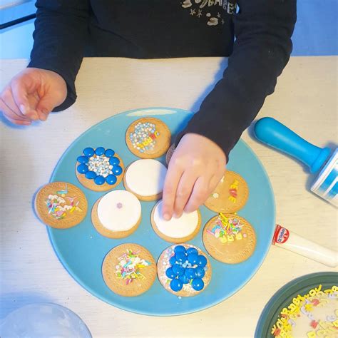 kinderen helpen bij het versieren van koekjes