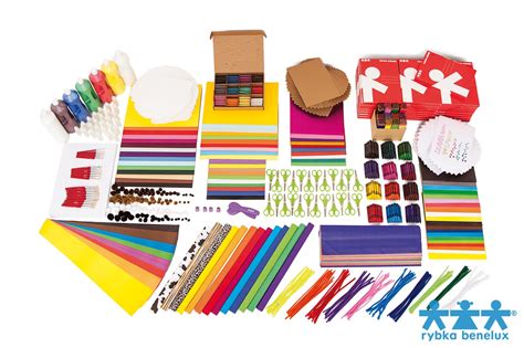 Foto van een knutselhoek met verschillende materialen waar kinderen zelf uit kunnen kiezen.