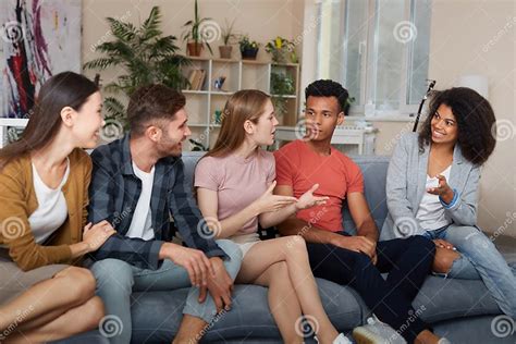 groep ouders die met elkaar praten