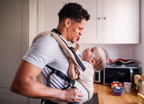 baby die veilig in een draagzak wordt gedragen door een ouder