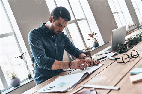 Een kind dat geconcentreerd bezig is met een Djeco puzzel.