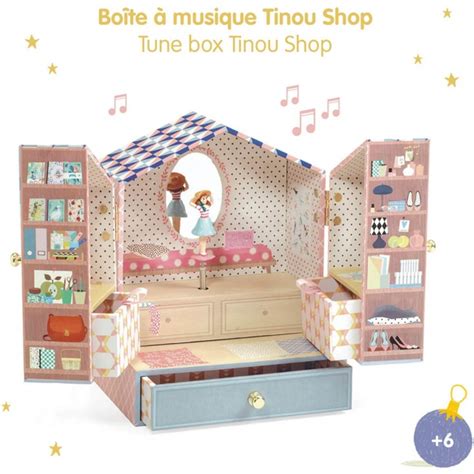 Een kinderkamer ingericht met Djeco Little Big Room accessoires, zoals een nachtlampje en muurdecoratie.