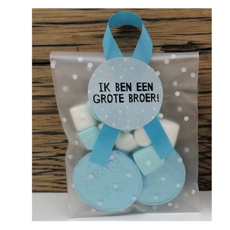 Illustratie van een selectie van diverse geboorte bedankjes en taartdecoraties beschikbaar op AliExpress.