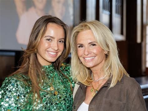 Infographic die populaire baby cake topper ontwerpen vergelijkt met hun thema's en kleurenschema's.