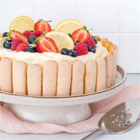 Foto van een prachtig versierde taart met een 'Baby Manyue' cake topper.