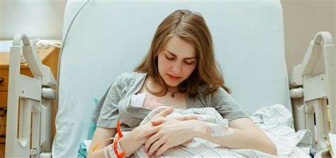 Een illustratie die het contrast tussen de fysieke uitdagingen van een bevalling voor een vrouw en de reactie van een man op lichte pijn weergeeft.