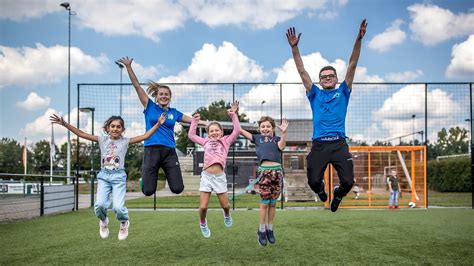 Kinderen die actief deelnemen aan sport- en spelactiviteiten in een buitenschoolse opvangomgeving.