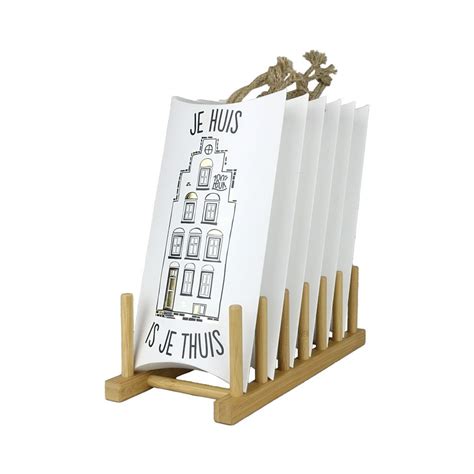 Houten vouwmeter omgebouwd tot een display voor geboortekaartjes met wasknijpers