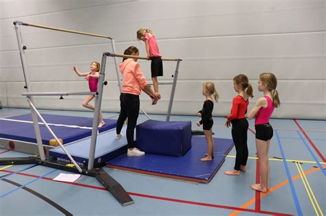 Kinderen die turnen op verschillende toestellen