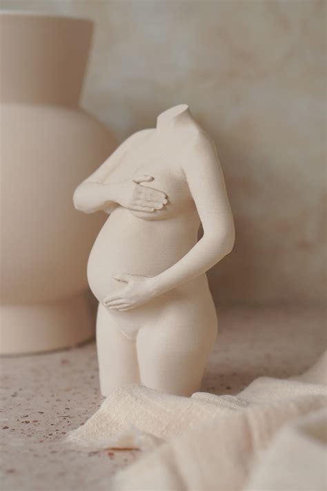 Vrouw poseert voor het maken van een buikbeeldje