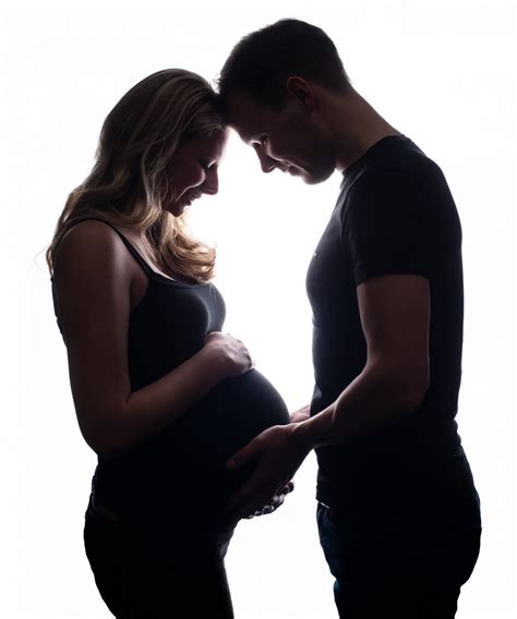 Zwangere vrouw met partner tijdens een fotoshoot