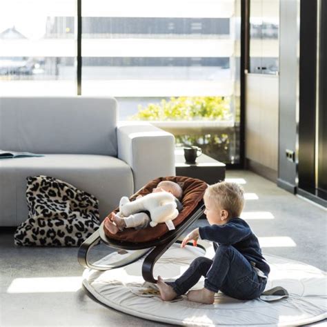 Illustratie van het Kidsmill Up! wipstoel onderstel met het newborn zitje erop gemonteerd.