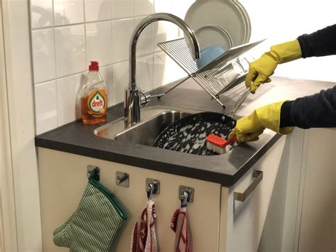 Illustratie van het spoelen en afwassen van borstkolfonderdelen