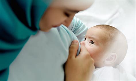 moeder die borstcompressie toepast tijdens borstvoeding