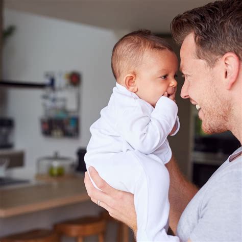 Illustratie van een baby die door een kalenderblad met 'gecorrigeerde leeftijd' bladert